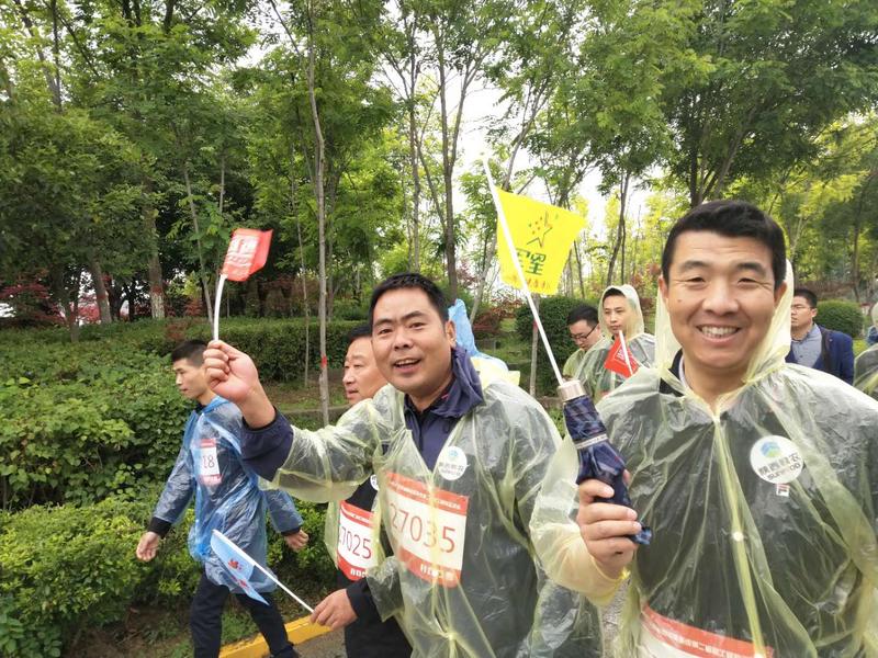 澳门网上赌彩信息2019.5.7《雨中铿锵健步走 初心不忘踏征程》 (7).jpg