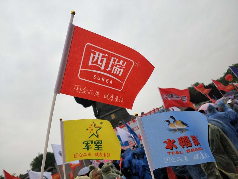 澳门网上赌彩信息2019.5.7《雨中铿锵健步走 初心不忘踏征程》 (6).jpg