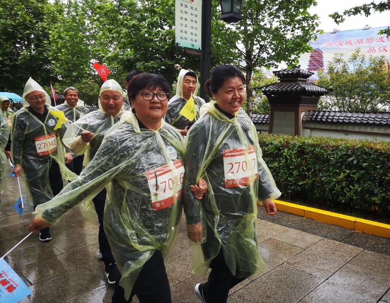 澳门网上赌彩信息2019.5.7《雨中铿锵健步走 初心不忘踏征程》 (4).png