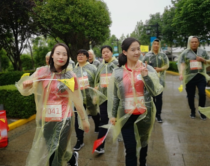 澳门网上赌彩信息2019.5.7《雨中铿锵健步走 初心不忘踏征程》 (2).png