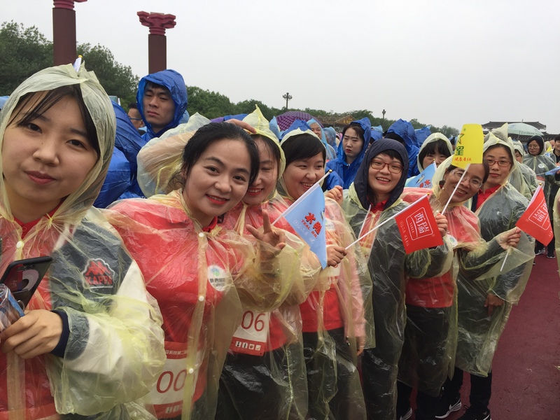 澳门网上赌彩信息2019.5.7《雨中铿锵健步走 初心不忘踏征程》 (3).png